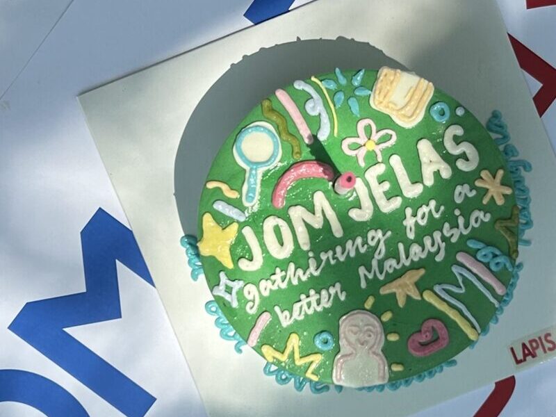 A green cake iced with “Jom Jelas — gathering for a better Malaysia”