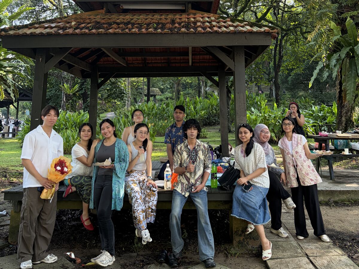 The Jom Jelas team gathered under a park pavilion
